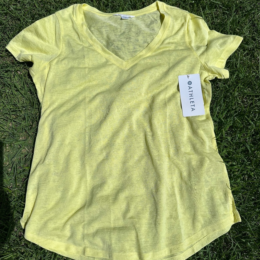 NWT: BREEZY SCOOP V TEE - Citron - Saize Large 🍋